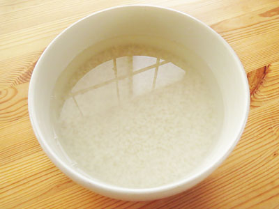 もち米を水につける