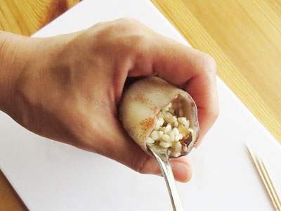 イカ飯の米の詰め方.3