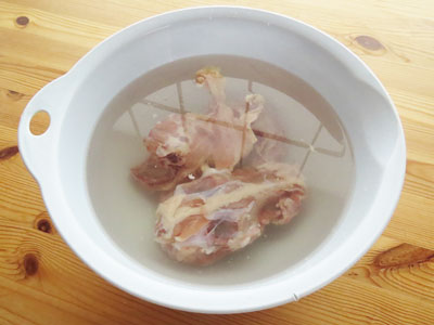 鶏ガラの血抜き