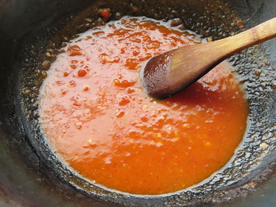 エビの茹で汁をトマトソースに入れる