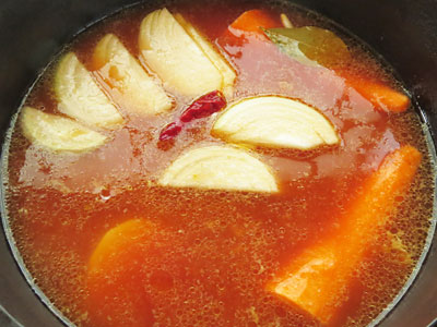 スープと野菜を煮込む