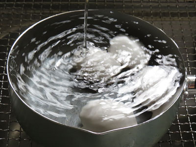 流水で冷やしている卵