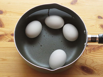 殻を剝いたゆで卵を水につける