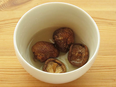水で浸けた干し椎茸
