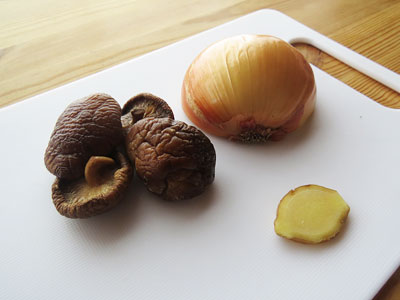 戻した干し椎茸と玉ねぎ、生姜