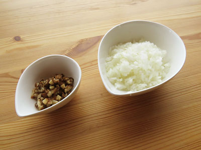 みじん切りにした玉ねぎと干し椎茸