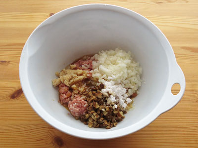 材料をすべて入れて捏ねている挽き肉