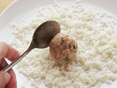 肉だんごを皿に乗せる