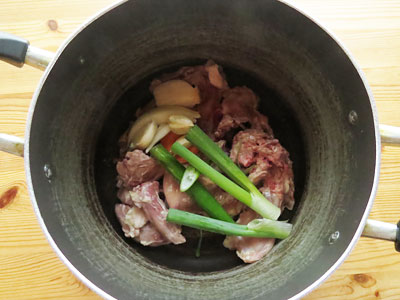 鍋に入れた鶏ガラと野菜くず