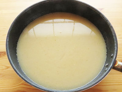 ザルで濾して出来た鶏白湯スープ