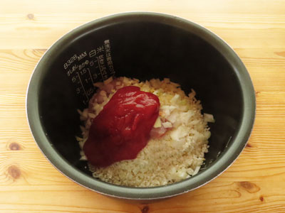 炊飯器に米と全ての材料を入れる