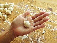 切り分けた生地の丸め方