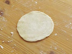 繰り返して丸く広がった餃子の生地