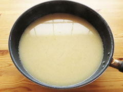 濾した鶏白湯スープ