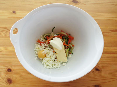 水気を切った野菜に調味料とゆで卵、ハムを入れる