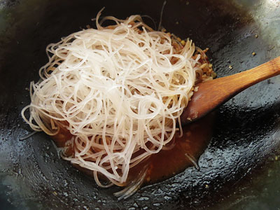 下茹でした春雨を入れて煮込む