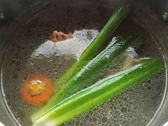 豚足を煮込んだスープに臭み消し用の野菜を入れて鶏がらを煮込む