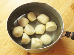 鍋に水を張って里芋を入れる