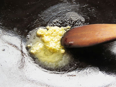バターでニンニクを炒める