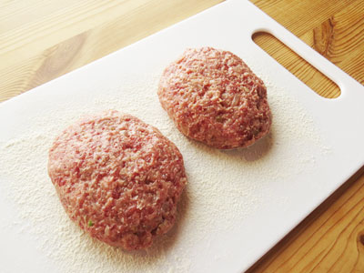 ひき肉をまとめてハンバーグの形に成型する