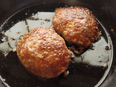 焼き目がついて蒸し焼きにしているハンバーグ