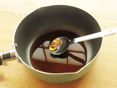 醤油、酒、みりんを火にかける