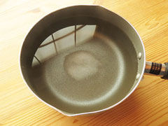 鍋に水と塩を入れて沸かす