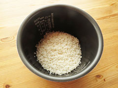 米を炊飯器に入れ、調味料を入れる