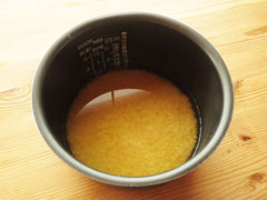 炊飯器に水を入れる