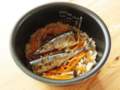 炊き上がった、さんまの炊き込みご飯