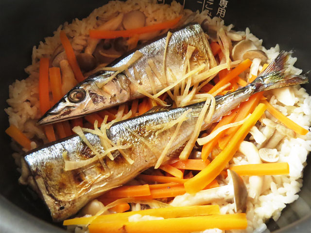 土鍋で本格！旨味と香りの「さんまの炊き込みご飯」の画像