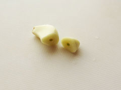 丸鶏ににんにくをすり込む