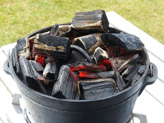 炭をダッチオーブンの上蓋に置いた焼き方