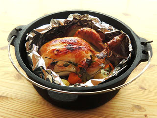 ダッチオーブンで焼いた丸鶏のローストチキン/鶏の丸焼き