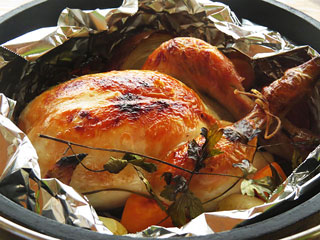 ダッチオーブンで焼いた丸鶏のローストチキン/鶏の丸焼き