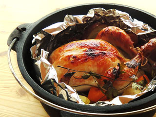 ダッチオーブンで焼く、丸鶏のローストチキン