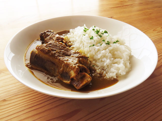 豚骨スープとスペアリブの濃厚とんこつカレー