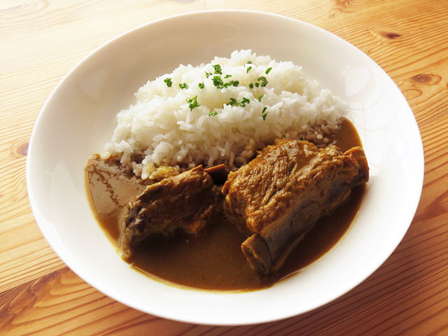 豚骨スープとスペアリブの濃厚とんこつカレー