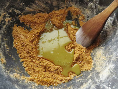 炒めた小麦粉とカレー粉に豚骨スープを注ぐ