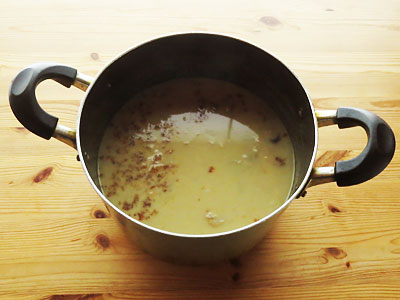 煮込み終わった豚骨スープ