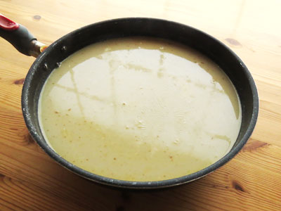濾した豚骨スープ