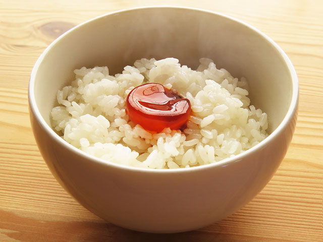 ご飯に乗せた、卵黄の醤油漬け