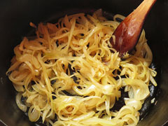 弱火で玉ねぎを炒める