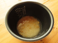 炒めた米と水の入った内釜。