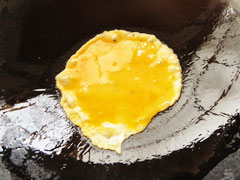 熱した中華鍋に溶き卵を入れる。