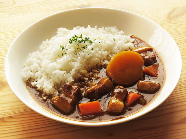 皿に盛り付けた、カレールーで作った美味しいカレー