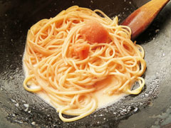クリームソースをからめたスパゲティに、残りのたらこを入れる。