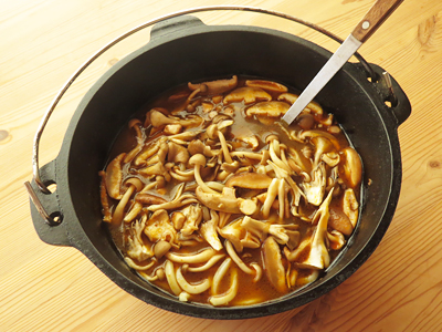 うどんと具を入れて煮込む