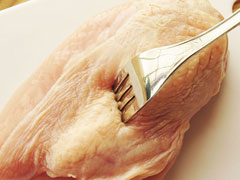 フォークを使った、鶏むね肉の穴の開け方