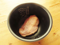炊飯器の内釜に鶏むね肉を入れる